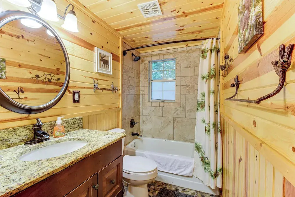 5 Mi to Unicoi State Park & Lake: Hot Tub Haven!