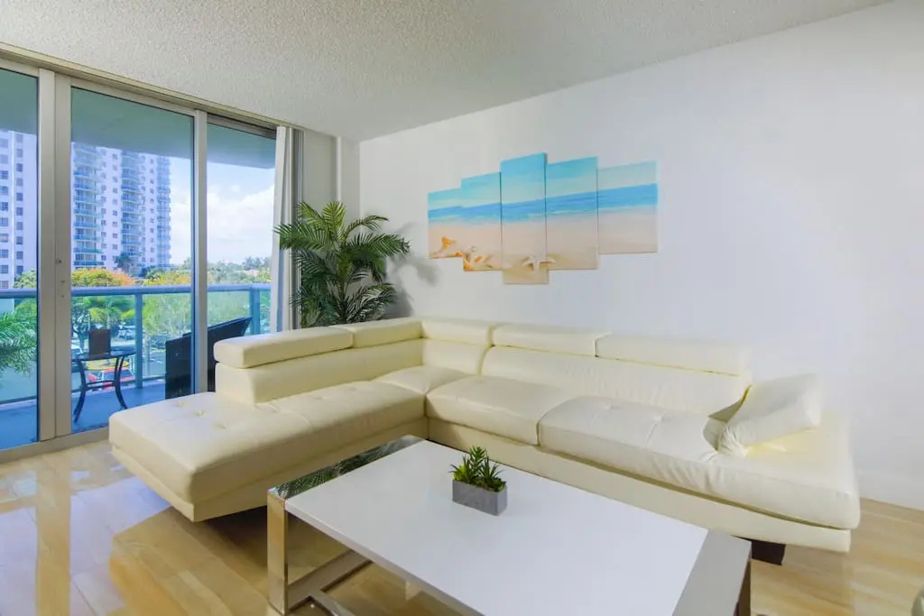 Awesome 2BR 2 BATH 1 Block to beach