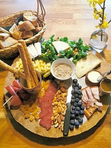Au Pied Du Tilleul
