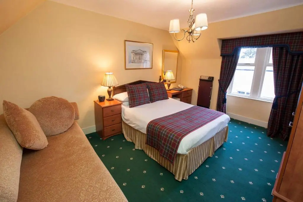 Loch Kinord Hotel