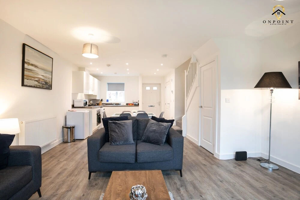 Spacious 3 Bed House with Parking & WiFi