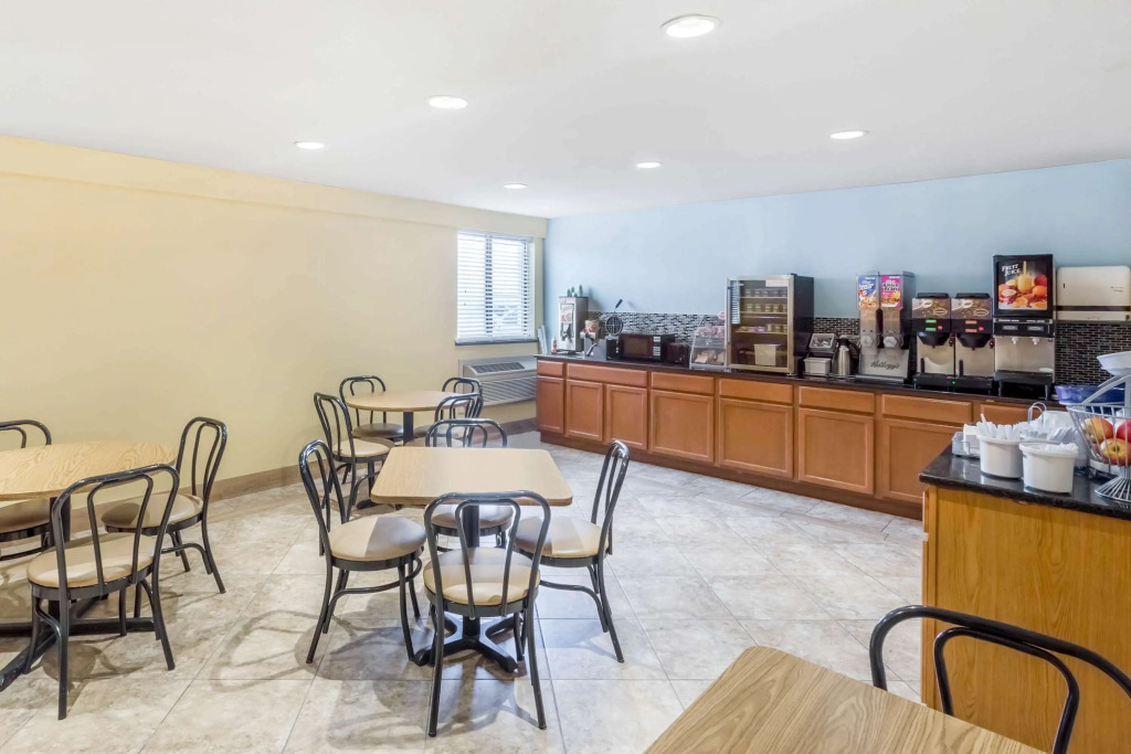 Super 8 by Wyndham Wichita Airport West Kellogg