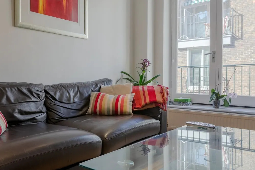 2 Bedroom House in Maida Vale With Balcony