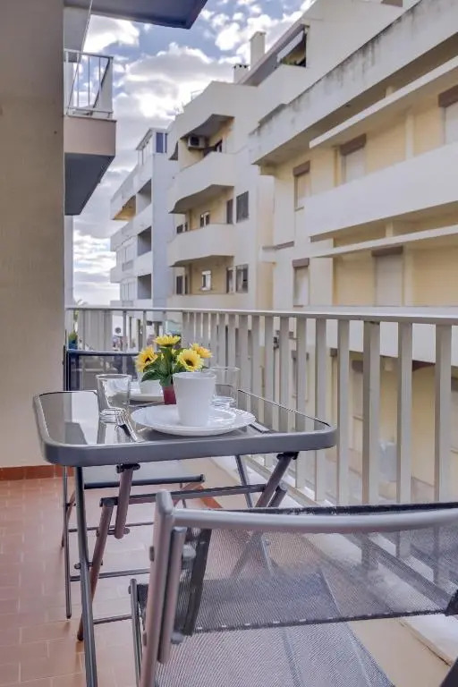 Jaune - 50 meters to the beach - Quarteira