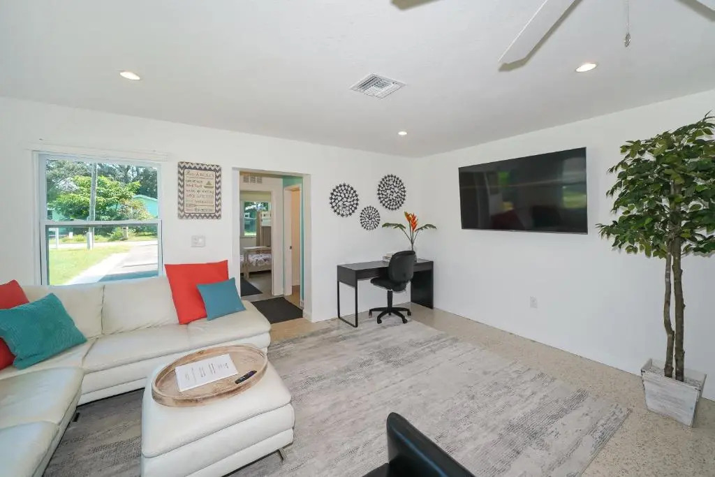 Modern & Fresh - Less than 3 miles to the Beach