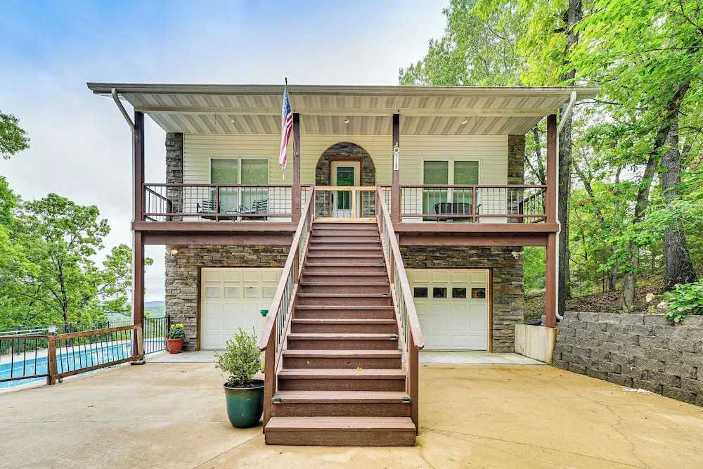 Hot Tub and Game Room! Secluded Branson Escape
