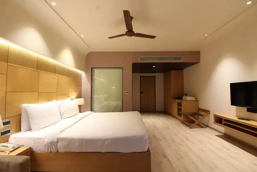 Hotel Charan Plaza