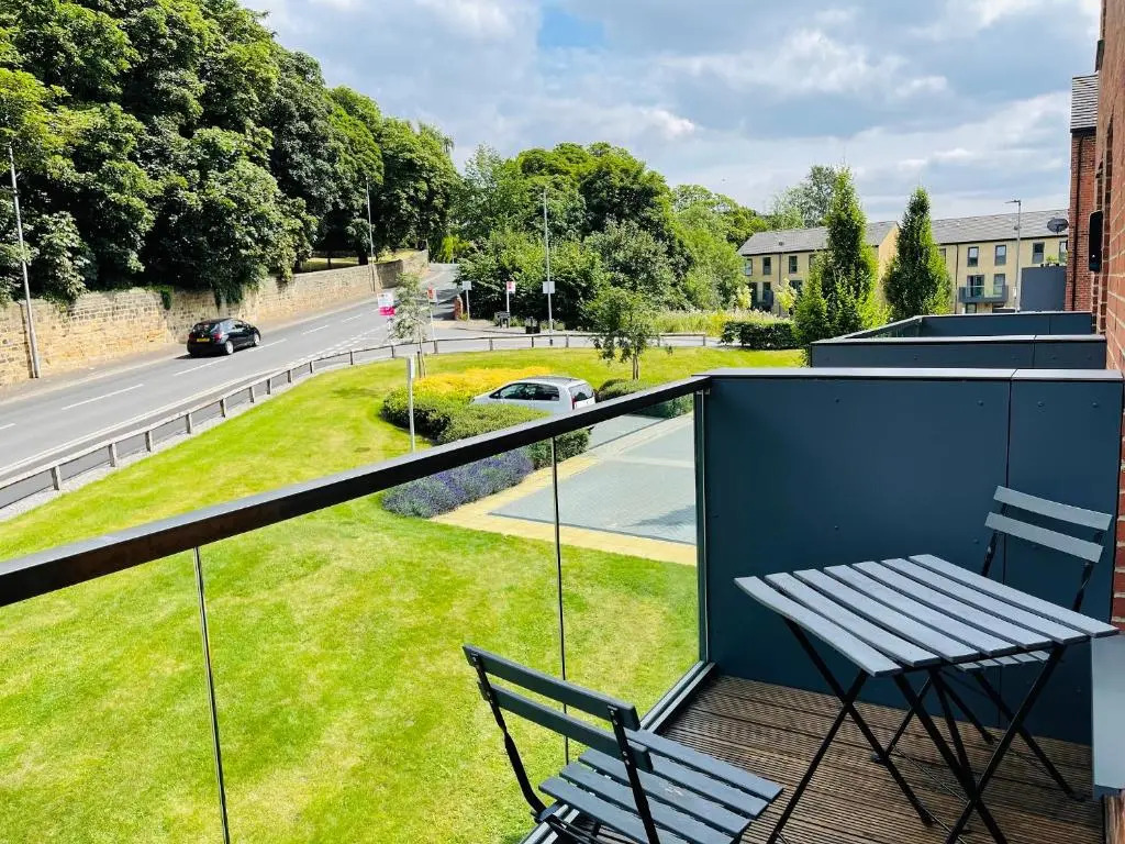 Cheerful 2-bed townhouse in Wakefield with parking