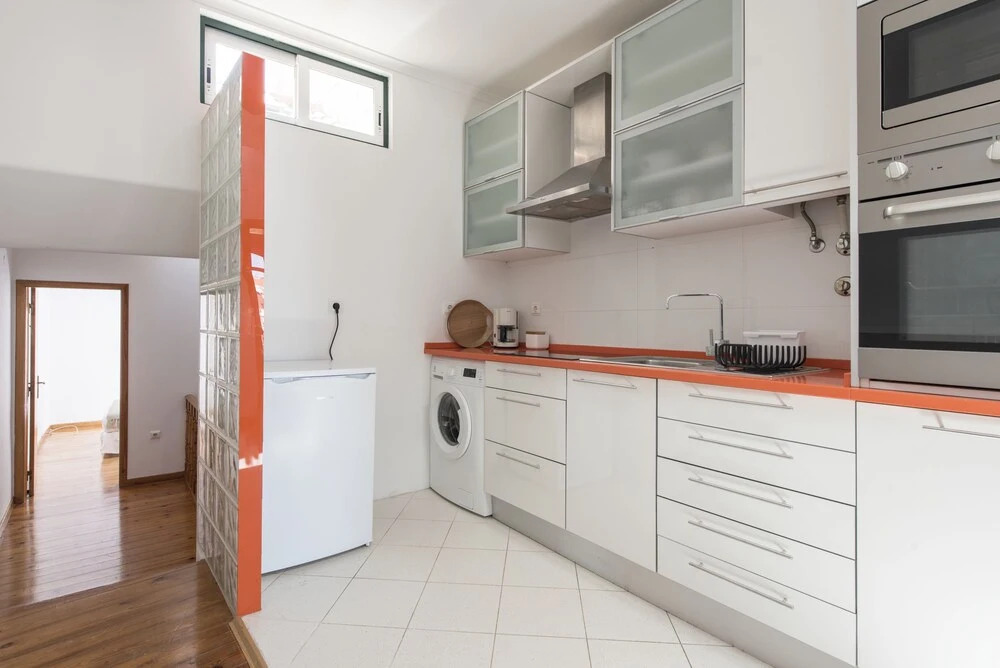 Bright and Airy Apt with balcony by LCH