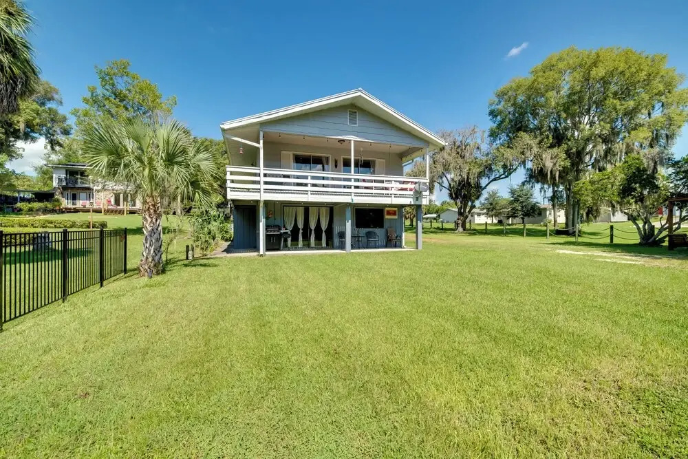Docks + Balcony: Peaceful River Abode in Dunnellon