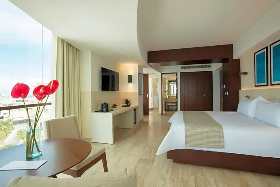 Номер Standard с частичным видом на океан в Krystal Grand Cancun