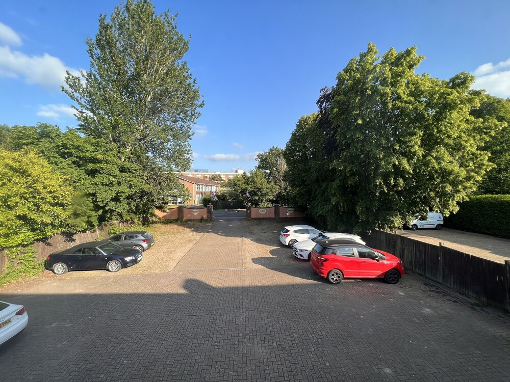 All Seasons Gatwick Guest House & Parking