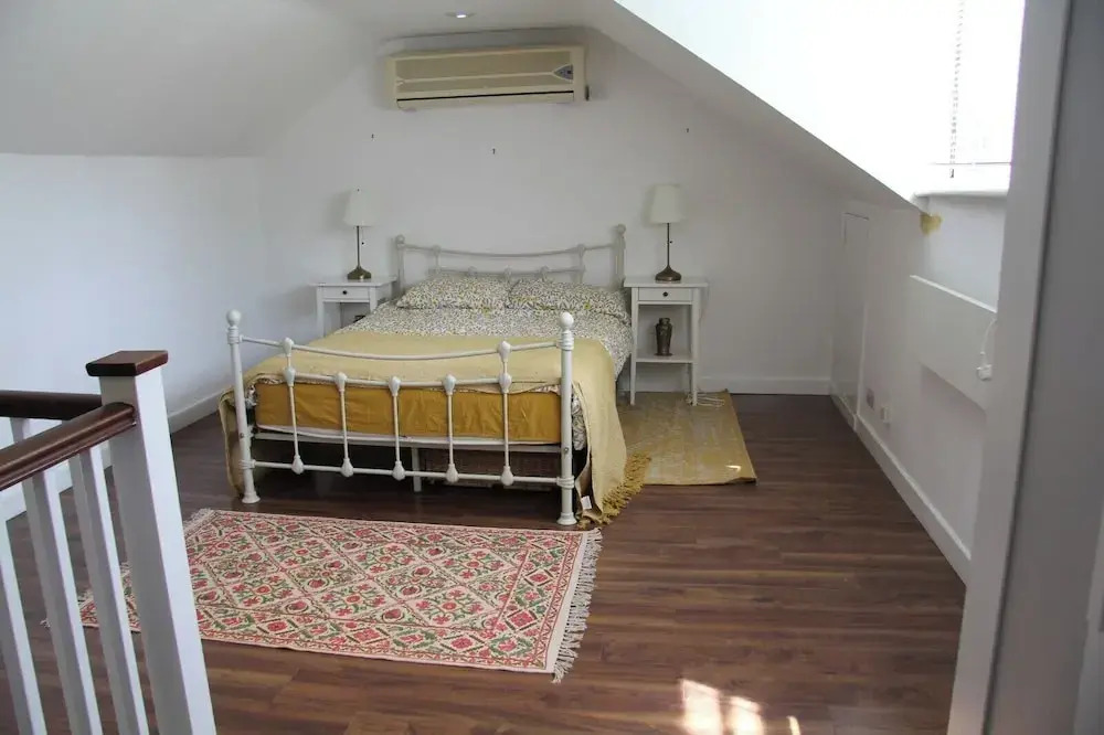 Woodlands Cozy Cottage in Gerrards Cross, Sleeps 2