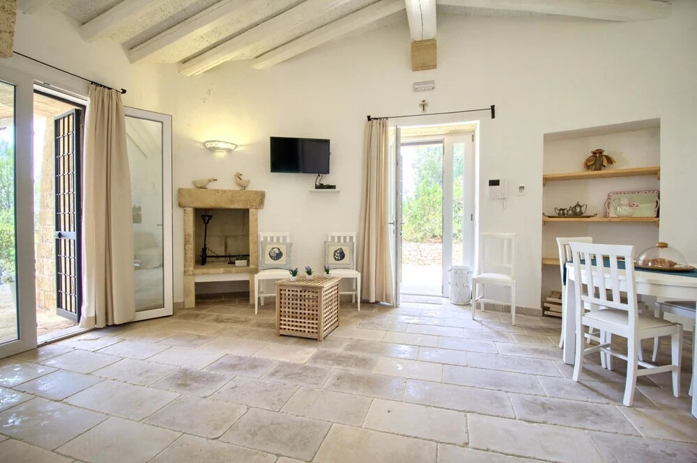 Minerva, Luxe Stone House