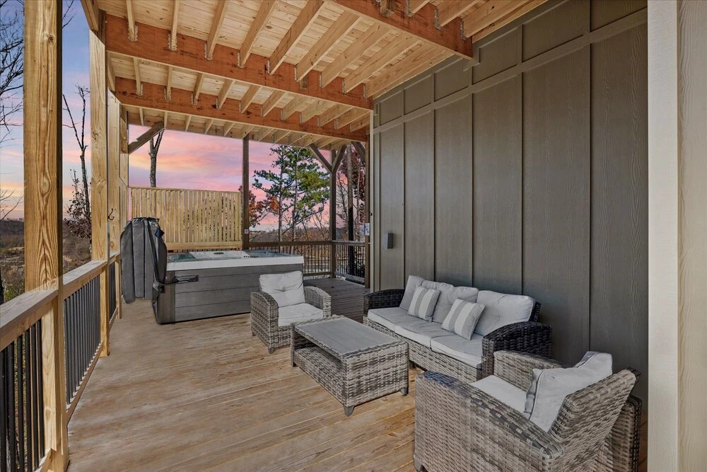 Smokey Treats 5 Bedroom Cabin by RedAwning