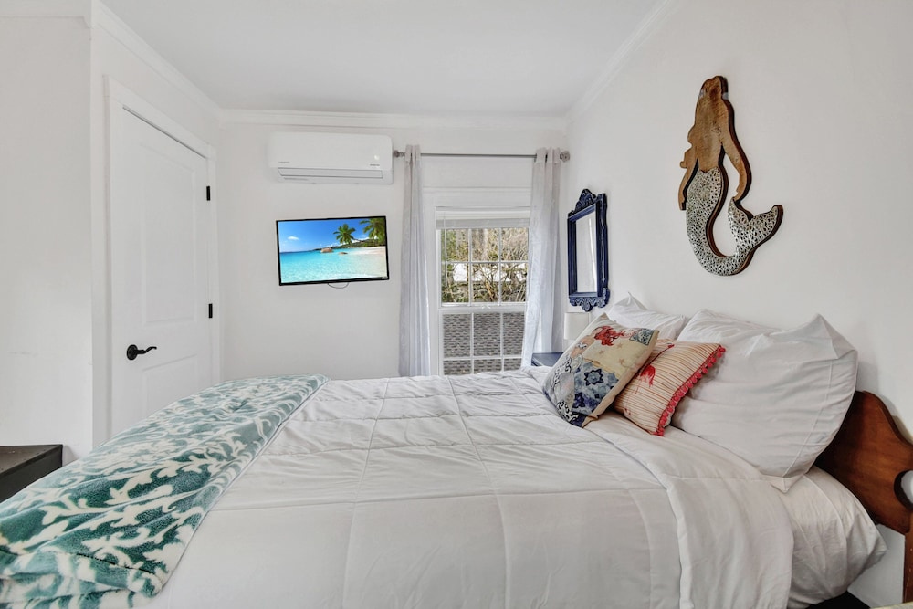 Walk to Downtown Near Beaches Cozy Historic Retreat