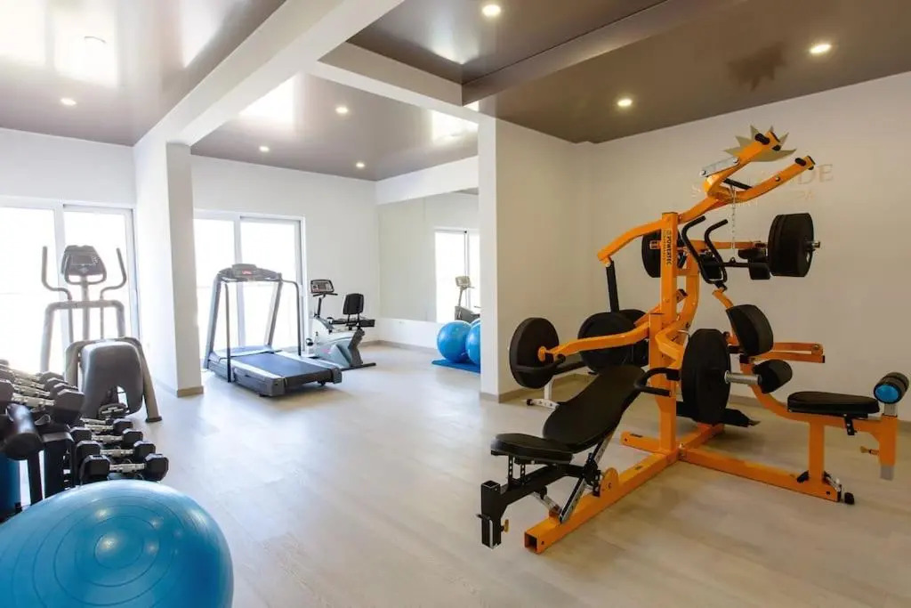 Modern 1BR apartment with swimming pool