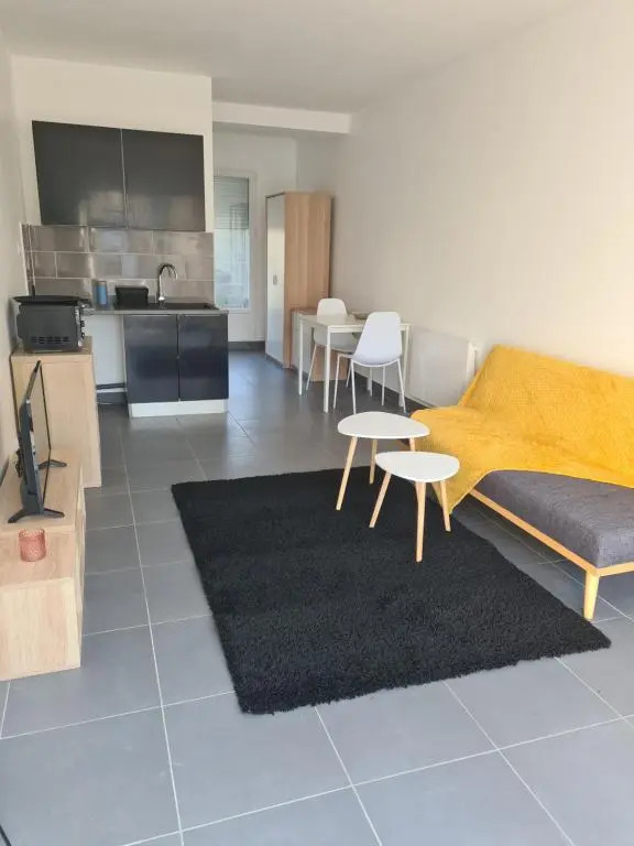 Jolie studio au calme avec jardin privatif.