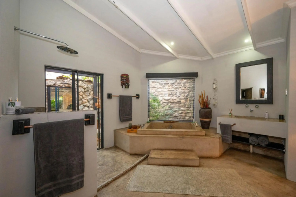 Foxy Crocodile Bush Lodge & Kruger Safaris