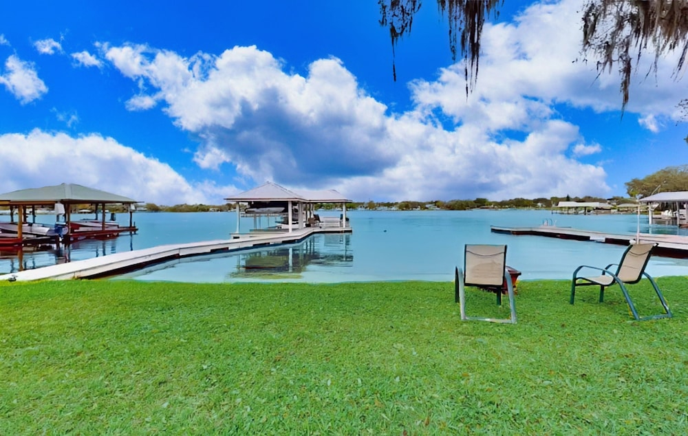 Spacious Lakefront House With Private Dock , gas Grill, Deck and Patio