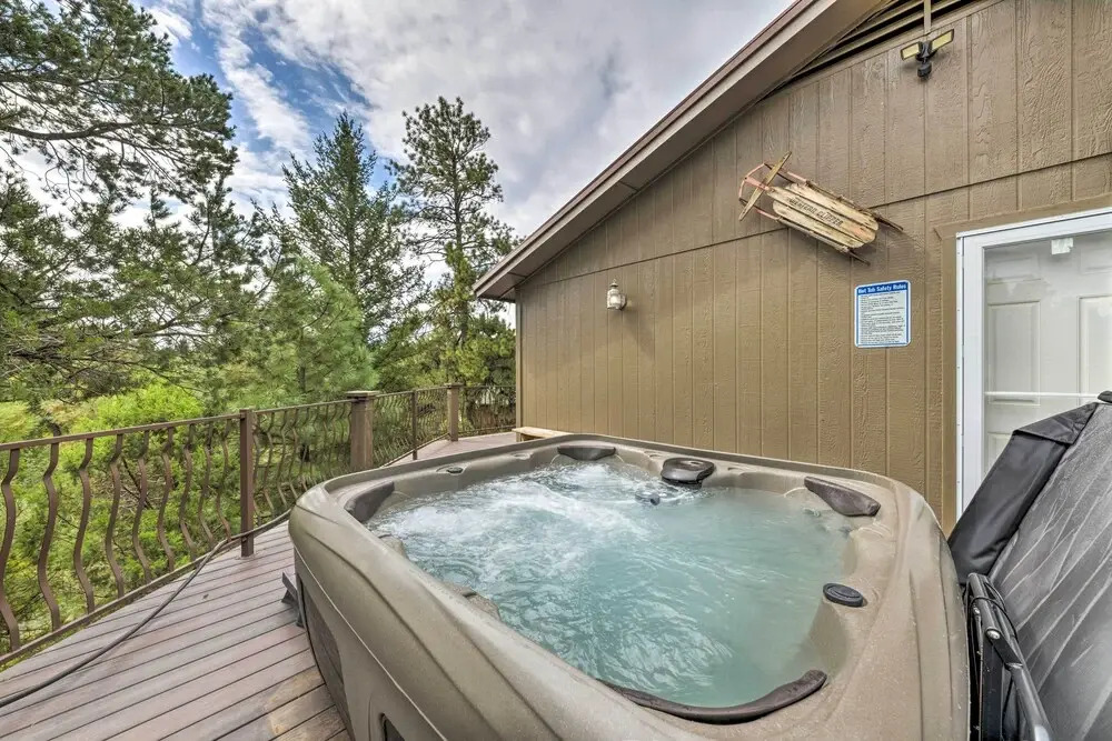 Cozy Ruidoso Cabin w/ Hot Tub & Game Room!