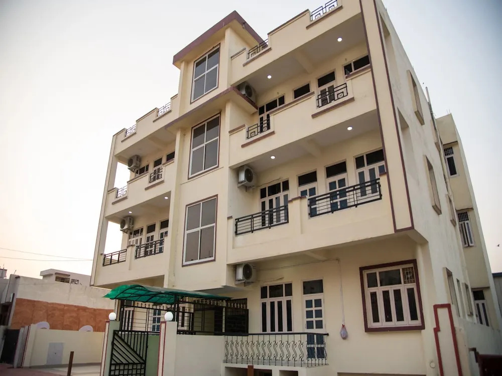 OYO 11933 Home Classic 3BHK near Geetanjali Hospital