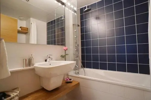 Fira Suites - Habitaciones privadas en Apartamento compartido