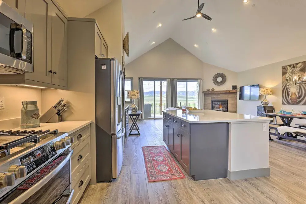 20 Mi to Winter Park: Mtn-view Townhome w/ Balcony