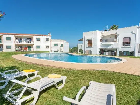 BnB Homes Large Fully Equipped Apartment with 2 Bedrooms, Swimming Pool & Patio