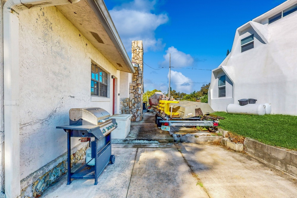 Lakefront Home With Water Views, Foosball, Screened Porch, & Private W/D