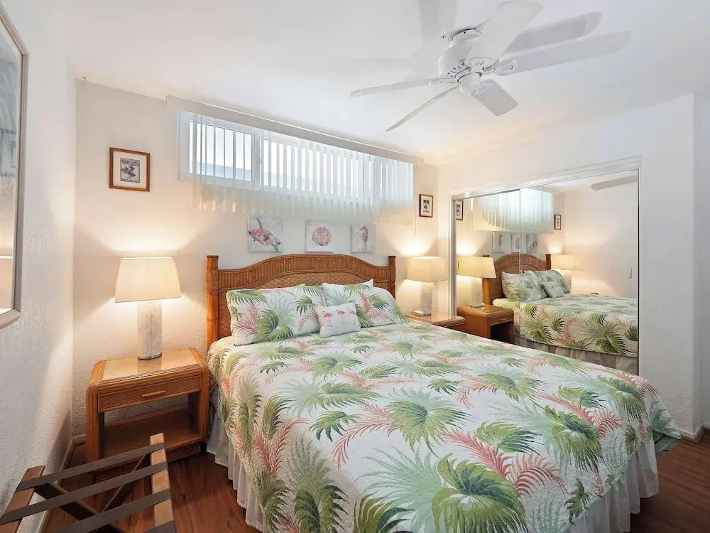 Kona Reef F2 Charming Oceanfront Condo for 4!
