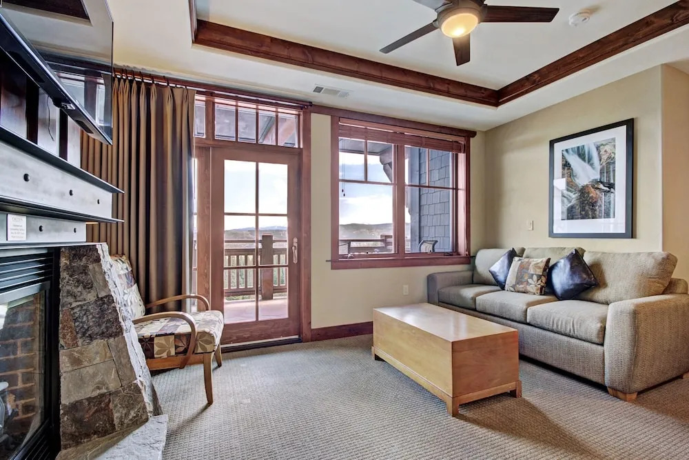 Luxury One Bedroom  At Base Of Peak 8! Condo by RedAwning