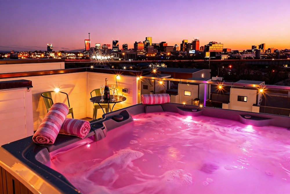 Luxury Stay With Rooftop Views in Prime Location