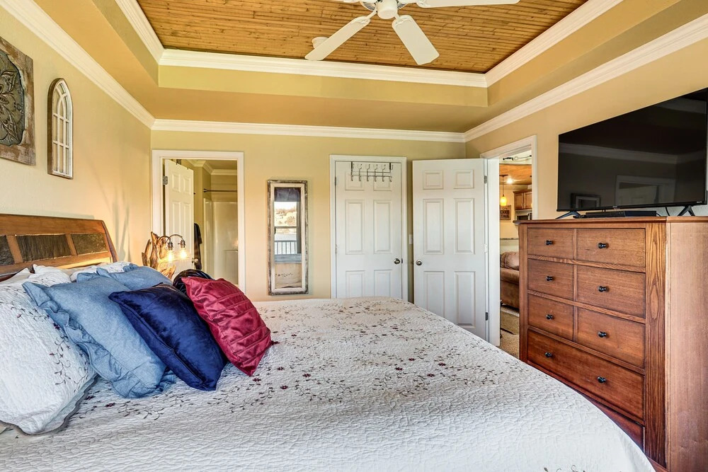 Lakefront Camdenton Condo: Grill & Community Pool