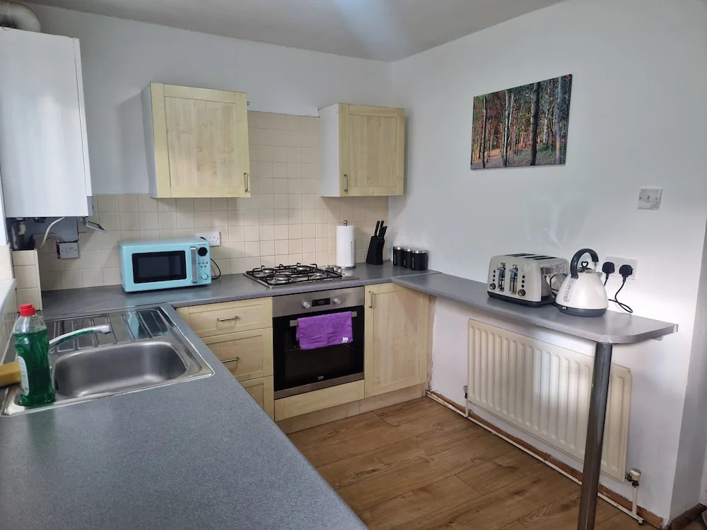 House - Sleeps 4 - Garden - Parking
