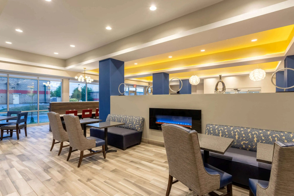 La Quinta Inn and Suites by Wyndham Bloomington