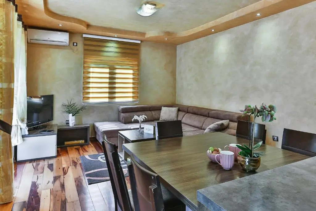 Montesun Holiday Novak Home