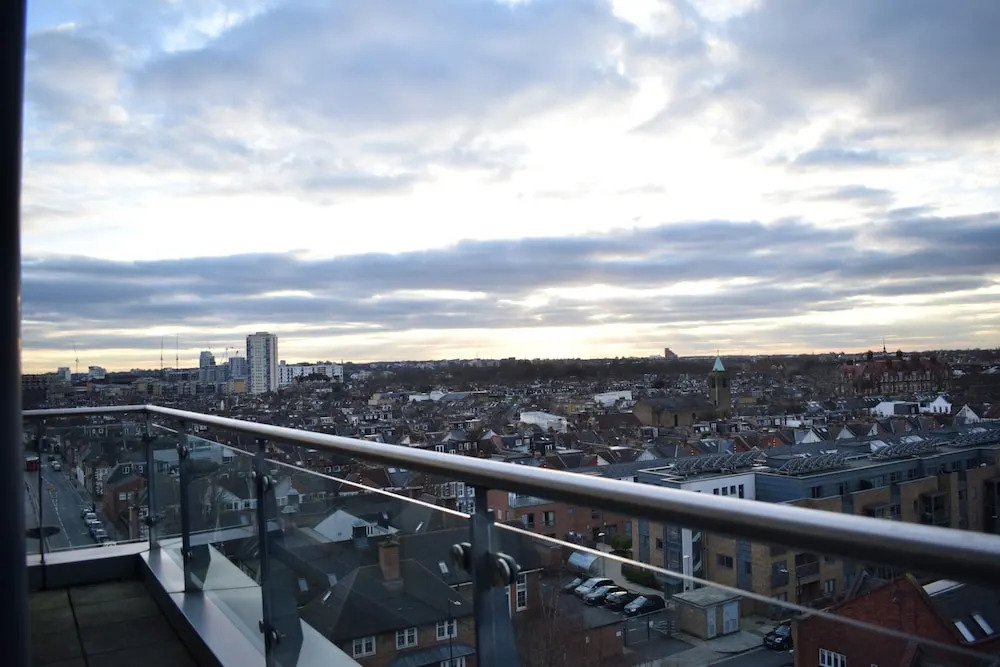 Modern 2 Bedroom Apartment Near Chelsea Harbour With Balcony