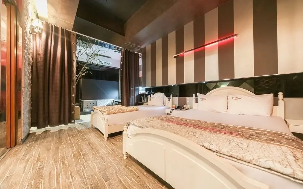 Show Motel