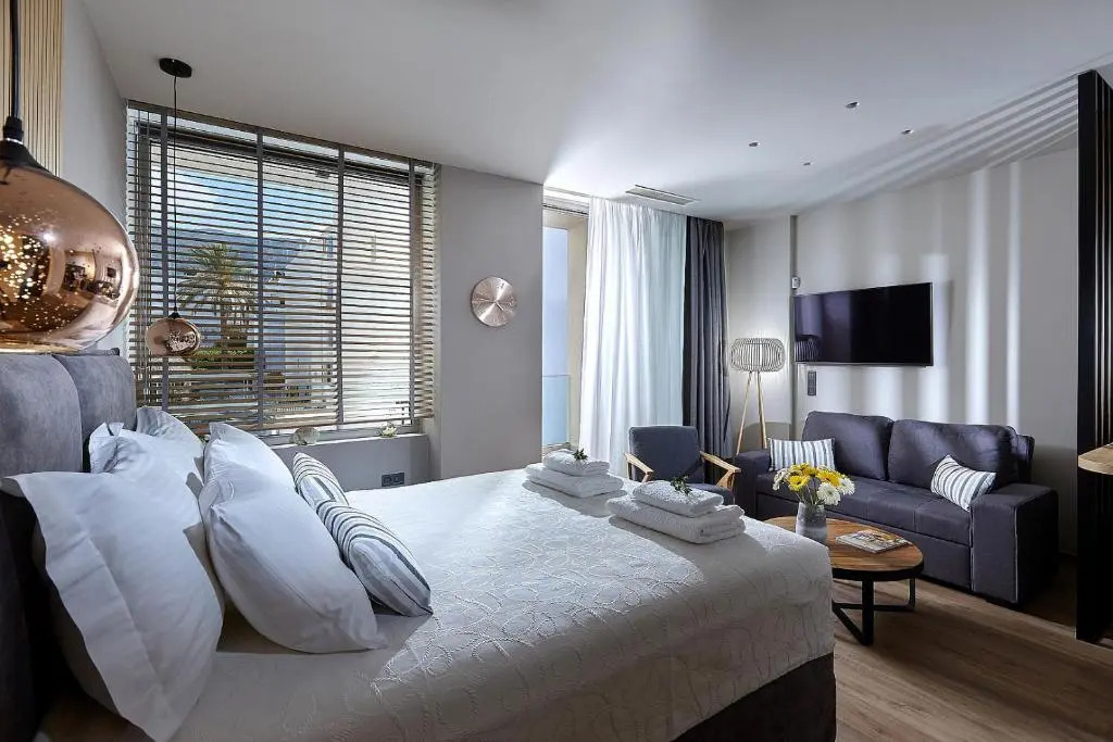 Seafront Apartments by Myseasight