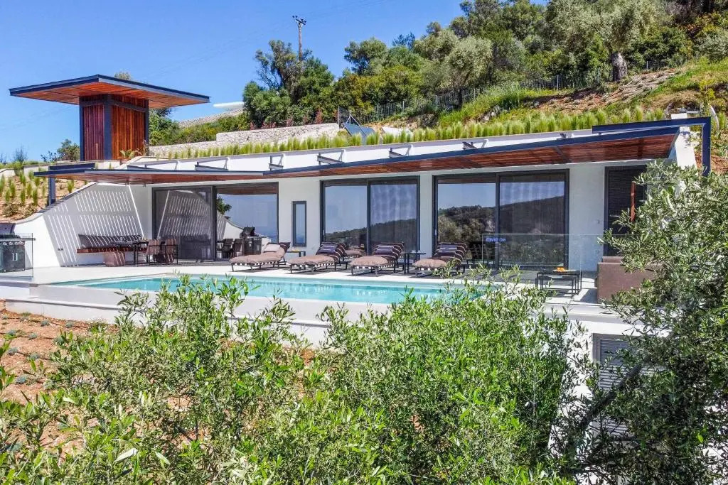 Villa Beyond the Horizon