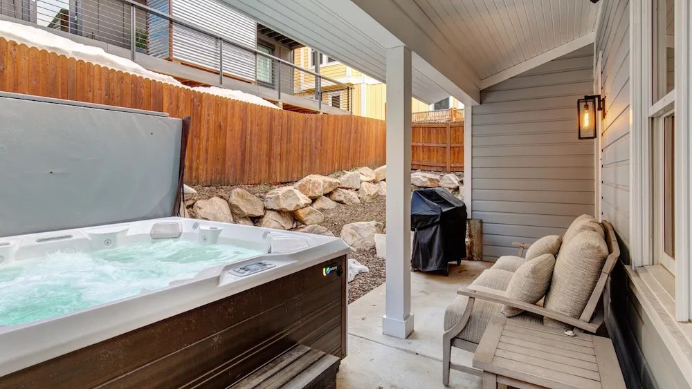 Town Lift Gem 4 Bedroom by RedAwning