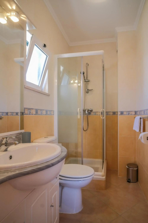 Top-floor 2 BR holiday home with sea view and pool