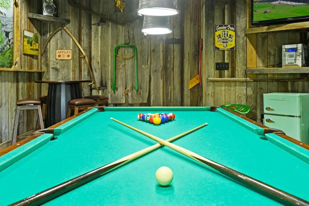 A Wolf's Den Gatlinburg