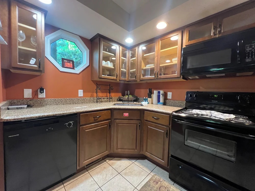 Secluded Cabin for 10 in Chalet Village and Hot Tub