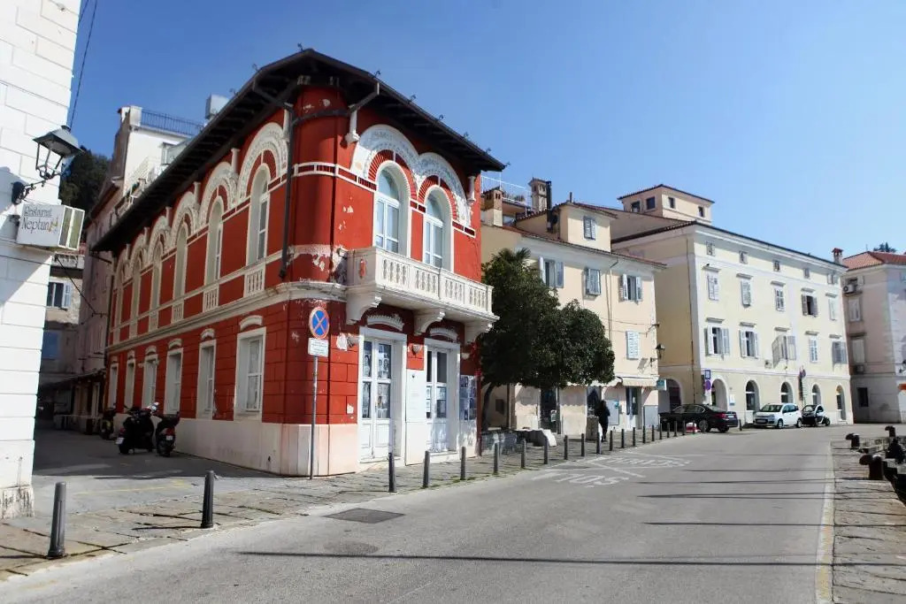 Spacious Piran Central Apartment for 5 Pax BG
