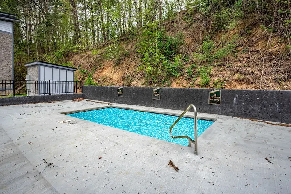 Brand New 4 4 Minutes to Dollywood w Hottub
