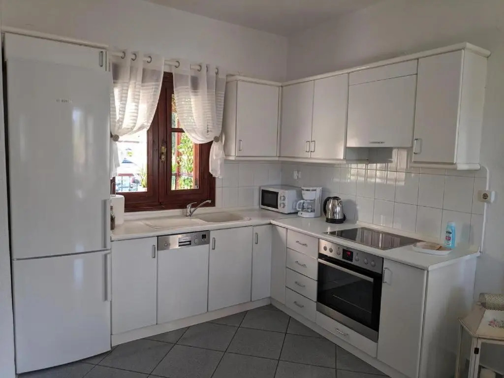 Villa Beta - 5min walk to beach, BBQ, Parking