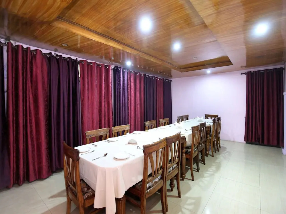 OYO 11912 Hotel Nav Classic