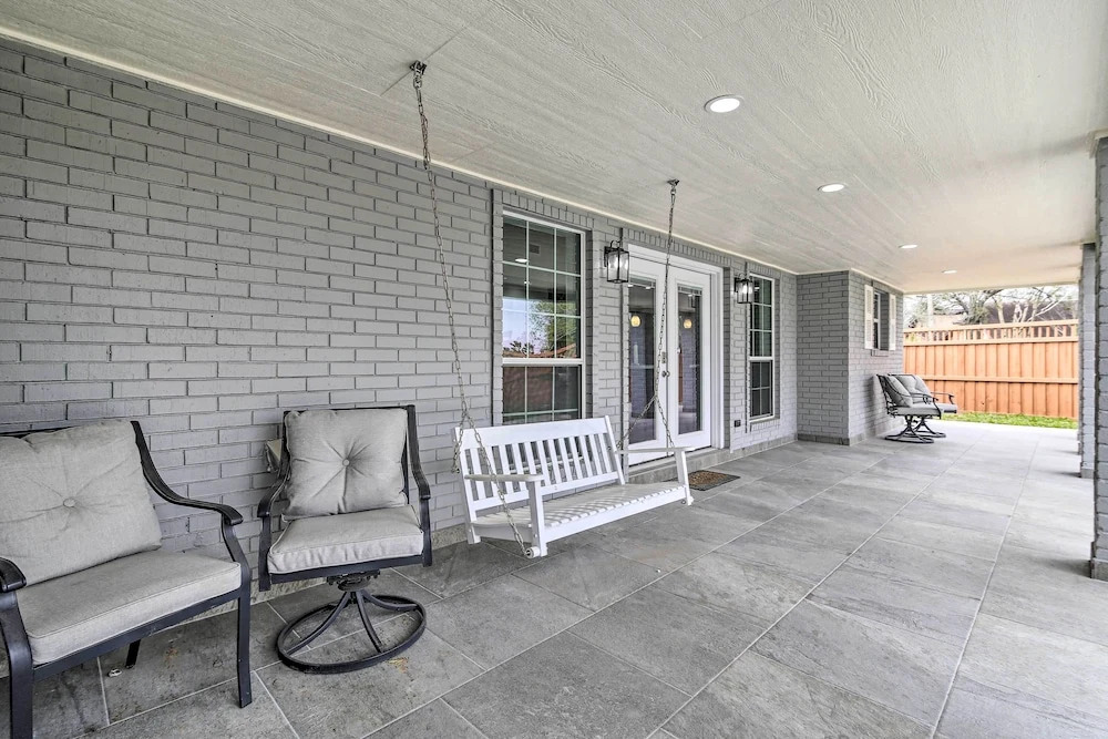 Patio & Grill: Spacious Gem Near Gulf Coast
